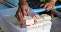 Mua đậu phụ nên chọn miếng “ngoài rìa” hay “ở giữa”? Tưởng dễ mà 90% làm sai