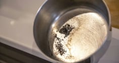 Chảo cháy, nồi khét sạch bong chỉ sau 3 phút với mẹo đơn giản từ nhà bếp