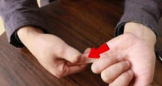 Tổ Tiên nói: ‘Ngón tay út vượt qua 3 tầng, về già chẳng lo cơm ăn áo mặc’, 3 tầng đó là gì?