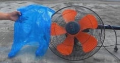 Mẹo vệ sinh quạt không cần tháo lồng, chỉ với túi nilon – Phụ nữ cũng làm gọn trong 5 phút