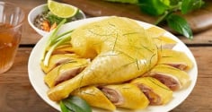 Thịt gà luộc bị tanh, đỏ không thơm? Thử ngay cách luộc gà vàng da, thịt ngọt chuẩn nhà hàng!