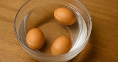 Cách chọn trứng gà ngon, không tẩy trắng, không chứa dị vật: Mẹo nhỏ từ chủ trại gà