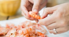 3 sai lầm khi ăn tôm dưới đây mất sạch dinh dưỡng: Đặc biệt là kiểu thứ 2