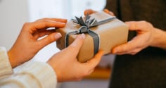 Cổ nhân răn dạy 'Nhận ba lễ vật, nhà tan người mất': Đó là 3 thứ gì?