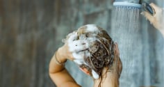 Bác sĩ cảnh báo: Một chất trong dầu gội đầu có thể gây rụng tóc, hói đầu sau những sản phẩm 'tự nhiên'