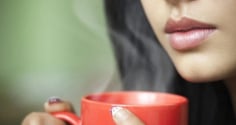 Khi bạn biết được 3 lợi ích tuyệt vời này, bạn sẽ uống ngay 1 cốc nước ấm trước khi đi ngủ