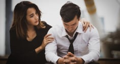 3 thời điểm bạn không nên để người đàn ông của bạn một mình