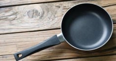Chảo tróc hết chống dính đừng vội bỏ: Nhỏ vài giọt này vào, sáng bóng như mới mua