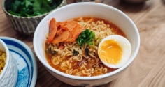 Ăn mỳ tôm cứ áp dụng cách này: Lợi ích nhân đôi, không lo hại người
