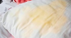 Gối trắng bị ố vàng sẽ sạch như mới chỉ với 3 nguyên liệu có sẵn trong bếp