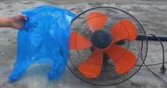 Mẹo dùng túi nilon làm sạch quạt nhanh chóng, không cần tháo khung mà vẫn sạch bóng như mới