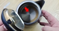 Ấm siêu tốc đóng từng tảng cặn, rửa mãi không sạch: Cho thứ này vào là hết ngay