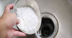 Đổ muối vào ống thoát nước: Mẹo đơn giản mang lại hiệu quả bất ngờ, ai cũng nên biết