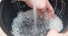 Vo gạo trực tiếp trong nồi cơm điện: Thói quen sai lầm gây hỏng nồi, ảnh hưởng sức khỏe