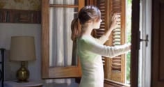Bật điều hòa mà đóng kín cửa: Tưởng đúng hóa sai, chuyên gia cảnh báo điều ít ai ngờ