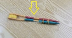 Chỉ cần 2 bàn chải đánh răng cũ buộc lại với nhau, rắc rối trong nhà bạn sẽ được giải quyết dễ dàng