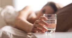 Đừng vội uống nước khi mới ngủ dậy, bác sĩ chỉ ra 5 việc cần làm trước tiên