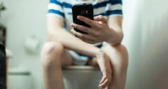 Rơi 13cm ruột ra ngoài vì dùng điện thoại trong toilet 2 tiếng: 5 tác hại khi dùng điện thoại lúc đi vệ sinh