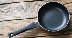 Chảo cũ mất lớp chống dính đừng vội vứt – Nhỏ vài giọt này vào, chảo lại “như mới” chỉ sau 1 phút!