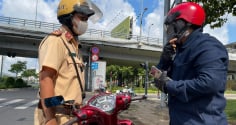 Từ nay, vợ chồng đi xe của nhau, không chính chủ có bị xử phạt tới 8 triệu không?