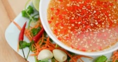 Cách pha nước mắm chua ngọt để lâu, tỏi ớt nổi đẹp mắt, chấm gì cũng ngon