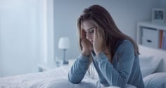 Mẹo hay đơn giản trị mất ngủ với gừng và đá viên