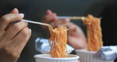 Thứ độc nhất trong mì ăn liền không phải gói gia vị: Chuyên gia tiết lộ cách ăn an toàn và hợp lý