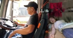 Vì sao tài xế xe tải đường dài thường chở theo một phụ nữ? Lý do đằng sau khiến nhiều người cảm thông
