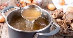 Khi hầm xương, nên mở vung hay đậy vung nồi?