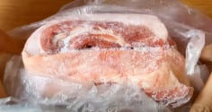 3 mẹo rã đông thịt giữ nguyên độ tươi ngon, không cần ngâm nước