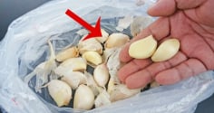 Mẹo bóc vỏ tỏi nhanh nhất, tay không bị bám mùi