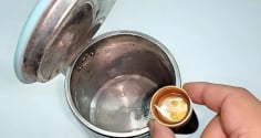 Đổ loại nước này vào ấm siêu tốc, hết hẳn cặn vôi, sạch bong như mới