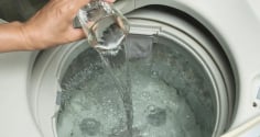 Vì sao nên đổ giấm trắng vào máy giặt?