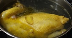 Luộc gà xong đừng vội bày ra đĩa, làm thêm 1 bước gà giòn sần sật, chặt không bị nát