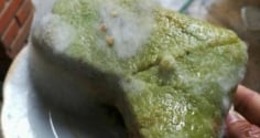 Bánh chưng thừa sau Tết: Xuất hiện 5 dấu hiệu này có thể sinh độc tố nguy hiểm, bỏ ngay kẻo hại sức khỏe