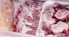Thịt cấp đông trong tủ lạnh có 3 dấu hiệu này tức là đã hỏng, nên bỏ ngay