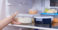Nên cất thức ăn vào tủ lạnh khi còn nóng hay phải đợi nguội?