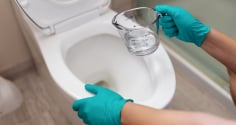 Làm sạch bồn bằng loại nước này, vừa diệt khuẩn, vừa sáng bóng như mới, không cần thuốc tẩy