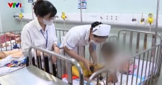 Bé trai 2 tuổi bị mẹ và người tình bạo hành đến nguy kịch: Người thân từ chối chăm sóc