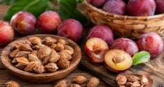 Công dụng bất ngờ của hạt mận với sức khoẻ