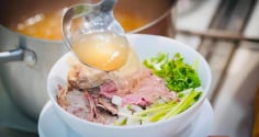 Khi ăn phở, đừng uống cạn nước dùng: Tiến sĩ cảnh báo tác hại nhiều người bỏ qua