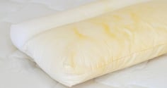 Mẹo làm sạch ruột gối bị ố vàng