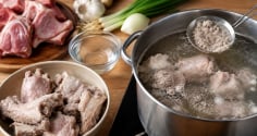 Chần xương nên cho vào từ nước nguội hay đợi nước sôi? Mách bạn mẹo chuẩn để nước hầm thơm ngon