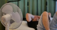 Bật quạt hướng vào đầu hay hướng vào chân là tốt nhất?