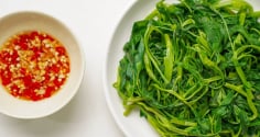 Luộc rau muống đừng thả ngay vào nồi: Bỏ thêm thứ này vào trước rau xanh giòn, không thâm đen