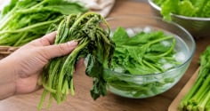 Đừng vội vứt rau hơi héo, làm cách này rau có thể tươi như mới