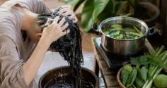 5 loại lá quen thuộc dùng gội đầu giúp tóc mượt không khô, giảm rụng