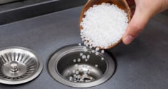 Vì sao nên đổ muối hạt xuống nắp cống? Mẹo nhỏ giúp hạn chế nhiều phiền toái mà nhiều người đang làm theo