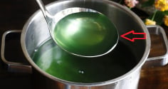 Vì sao nước luộc rau chuyển sang màu xanh đậm? Có ăn được không?