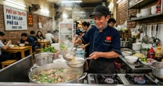 Vì sao quán phở luôn tráng bát bằng nước sôi trước khi chan phở?